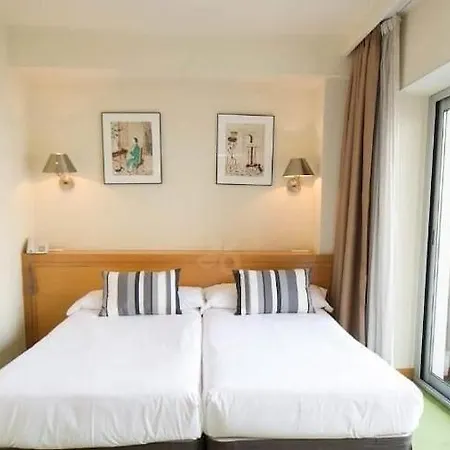 Zaragoza Plaza מלון *