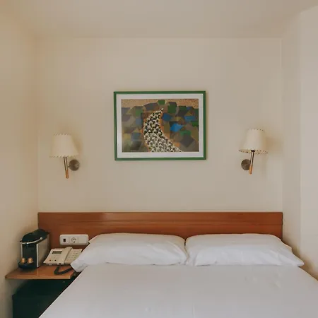 Zaragoza Plaza מלון *