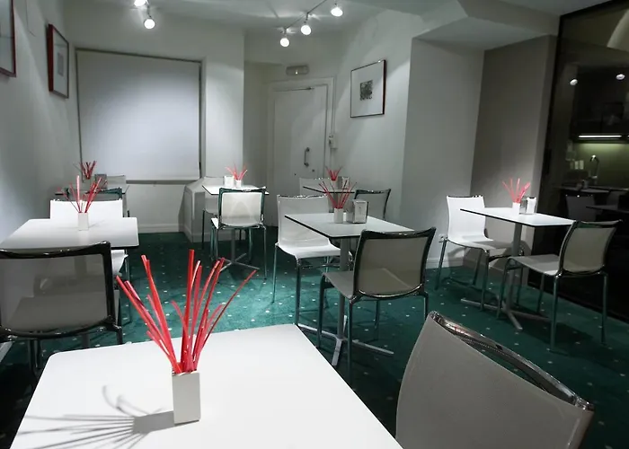 萨拉戈萨广场酒店 酒店 *