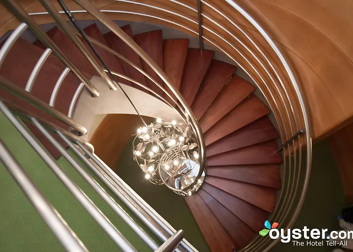 萨拉戈萨广场酒店 酒店 *