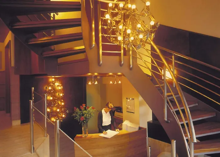 萨拉戈萨广场酒店 *