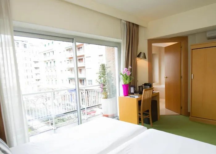 Zaragoza Plaza Готель *