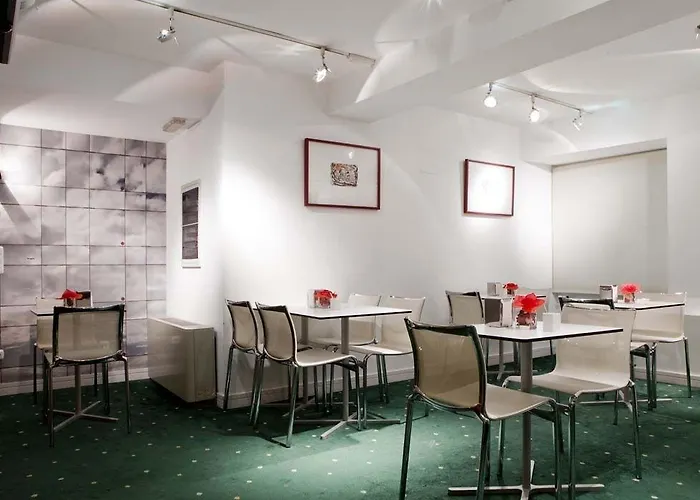 Готель Zaragoza Plaza